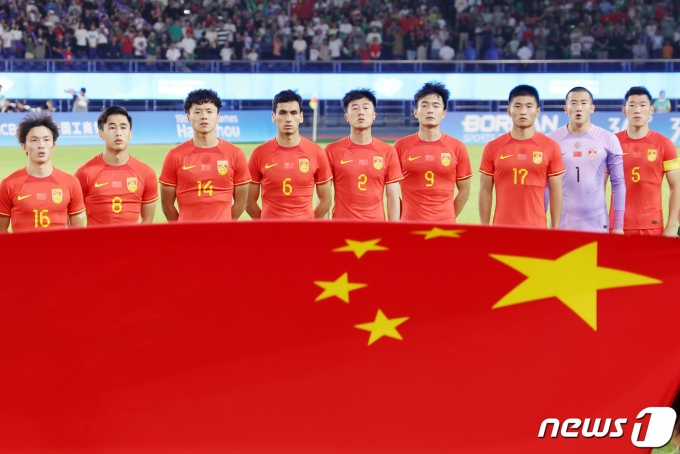 [사진] 국가 제창하는 중국 축구대표팀