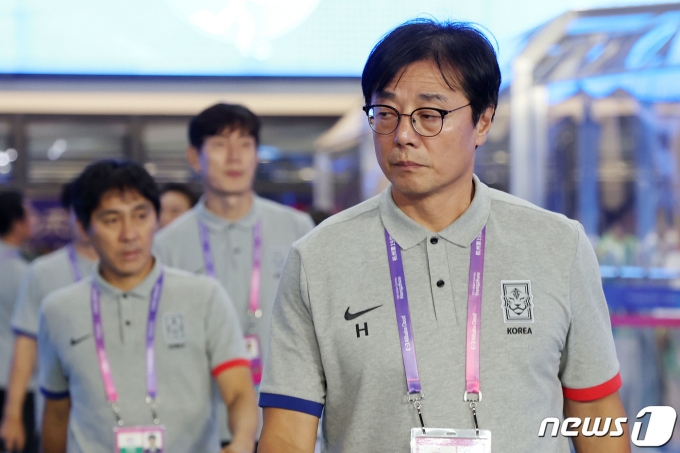 [사진] 경기장 입장하는 황선홍 감독