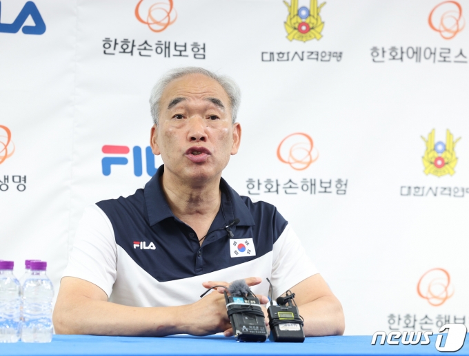홍승표 항저우 아시안게임 사격 총감독이 5일 오후 경남 창원국제사격장에서 가진 미디어데이에서 취재진의 질의에 답변하고 있다. 202