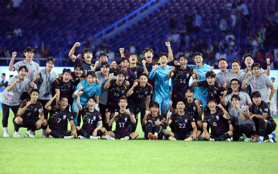 2022 항저우 아시안게임 남자 축구 대표팀은 오는 4일 있을 4강에서 우즈베키스탄과 맞붙을 예정이다. 이들과의 경기에서 승리하는 경우 7일로 예정된 결승전에서 홍콩과 일본 가운데 승자와 금메달을 두고 경쟁하게 된다./사진=뉴시스