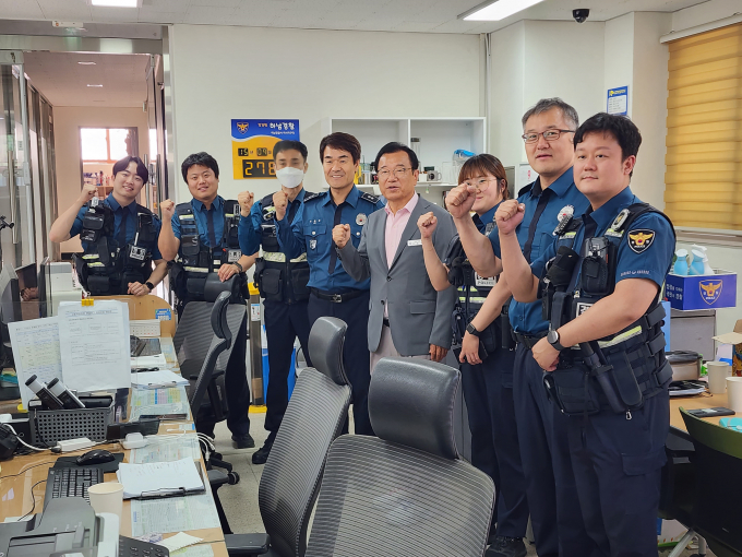 이현재 하남시장은 추석당일인 지난달 29일 비상근무 중인 하남시 8개 부서 근무자, 하남지구대 등 6곳의 경찰 근무자, 감일119안전센터 등 4곳의 소방 근무자들을 일일이 방문하여 격려하고 연휴 기간 중 안전사고 예방을 위해 근무에 최선을 다해 달라고 당부했다. / 사진제공=하남시