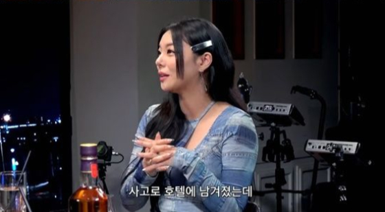 유튜브 채널 '피식대학'에 출연한 가수 에일리는 공연차 북한에 방문한 2018년 당시 사고로 호텔에 남겨져 긴장과 두려움을 느꼈다고 토로했다./사진=유튜브 '피식대학' 캡처