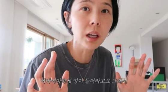 2일 방송인 김나영은 최근 자신의 유튜브 채널 '김나영의 노필터TV'에서 아들 신우와 놀던 중 발가락이 부러져 치료를 받고 있다는 사실을 털어놨다./사진=유튜브 '김나영의 노필터TV' 캡처