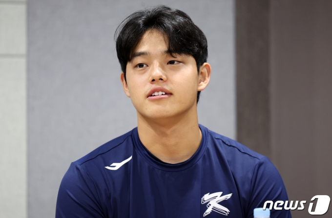 항저우 아시안게임 야구대표팀 문동주가 24일 오후 서울 구로구 고척스카이돔에서 열린 기자회견에서 취재진의 질의에 답하고 있다. 2023.9.24/뉴스1 ⓒ News1 김성진 기자