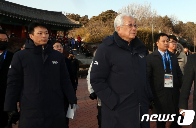 장웅 북한 IOC위원이 13일 오후 북한 응원단이 공연을 하는 강원도 강릉 오죽헌을 찾아 관람하고 있다. 오죽헌은 신사임당과 율곡 이이(李珥)가 태어난 집이다.2018.2.13/뉴스1 ⓒ News1 김명섭 기자