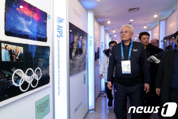 장웅 북한 국제올림픽위원회(IOC) 위원이 12일 강원도 강릉시청 2층 특별전시관에서 열린 평창올림픽기념 대한민국 스포츠 외교 사진전 (The best moments of IOC.ANOC and Korea sports) 개막식에 참석해 작품을 둘러보고 있다. 2018.2.12/뉴스1 ⓒ News1 서근영 기자