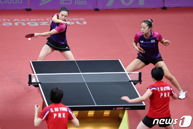 [사진] 전지희·신유빈, '북한을 넘어야 한다'