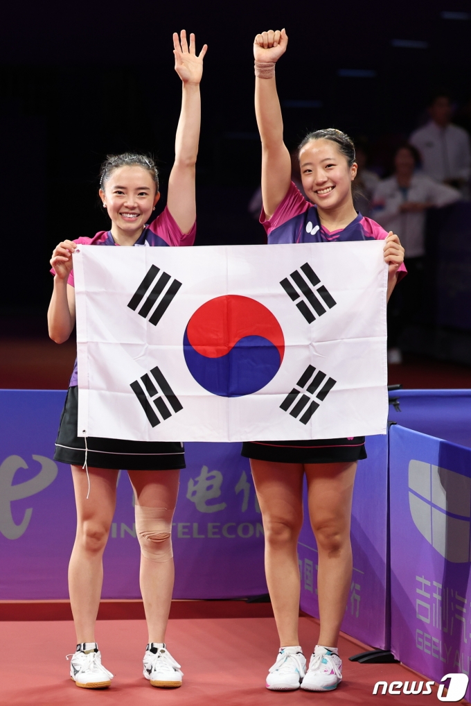 [사진] 금메달 전지희·신유빈, 태극기 휘날리며