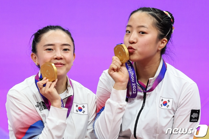 [사진] 신유빈·전지희 '금메달에 키스'