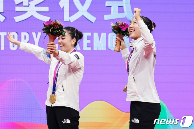 [사진] 신유빈 '금메달 댄스'