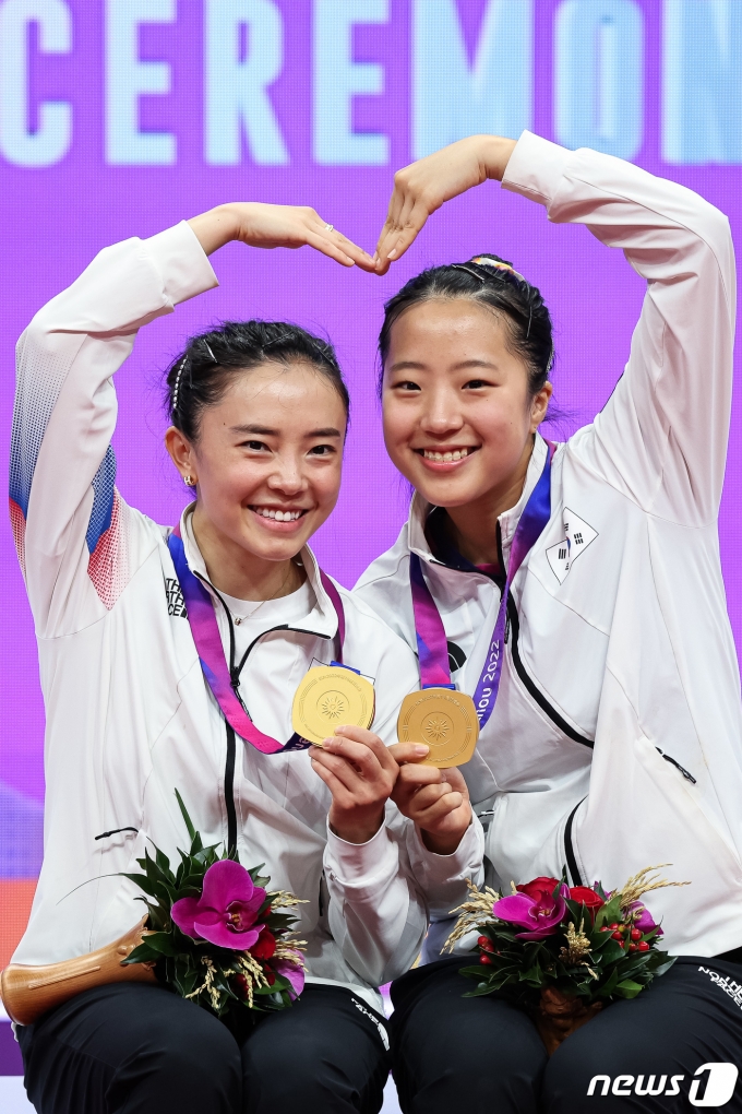 [사진] 하트 그리는 신유빈·전지희