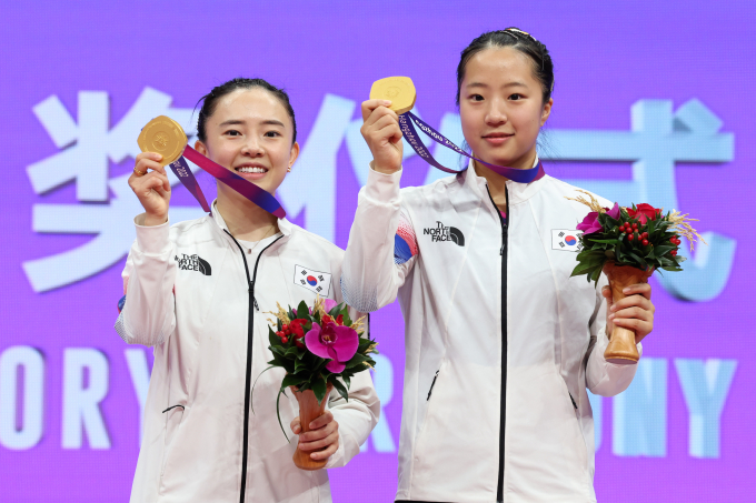 신유빈-전지희가 항저우 아시안게임 탁구 여자 복식 시상식에서 금메달을 들고 기념 촬영을 하고 있다. /사진= 뉴스1