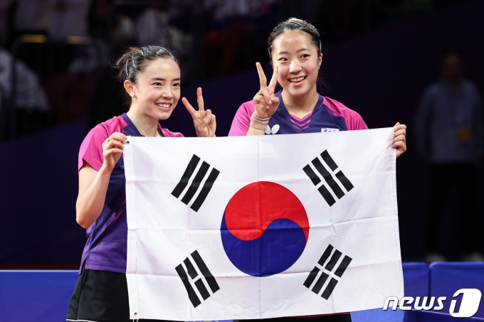 [사진] 신유빈-전지희 '태극기 들고'
