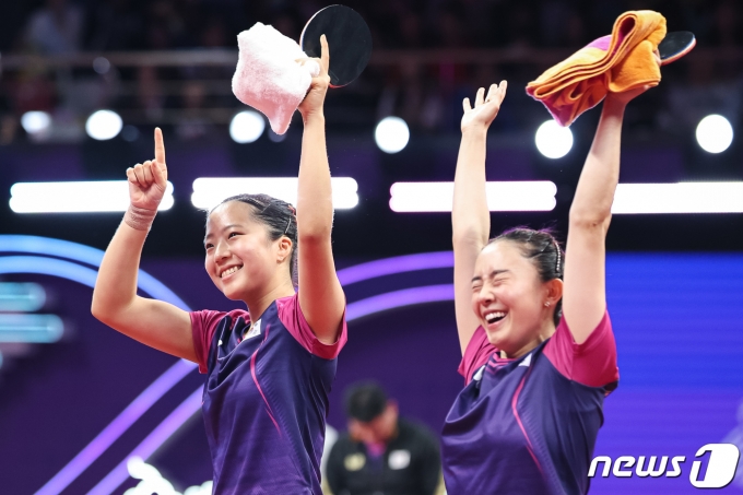 [사진] 신유빈-전지희 '금메달의 기쁨'