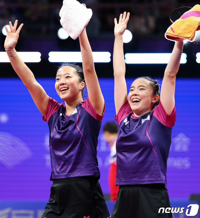 [사진] 관중들 향해 인사하는 신유빈-전지희
