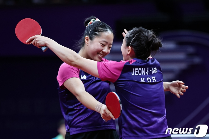 [사진] 신유빈·전지희 '금메달이라니'