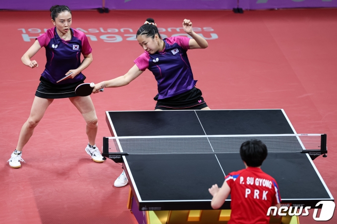 [사진] 남과 북, 탁구대 사이에 두고 혈투