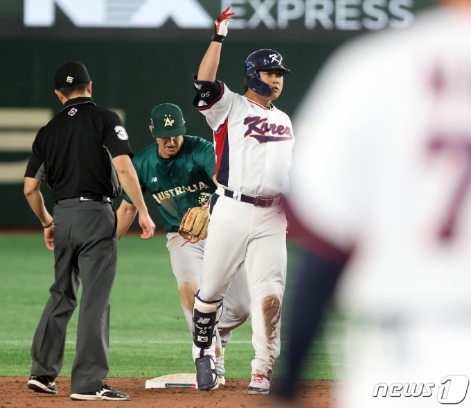 9일 오후 일본 도쿄돔에서 열린 2023 월드베이스볼클래식(WBC) B조 1라운드 대한민국과 호주의 경기, 대표팀 강백호가 7회말 1사 2루타를 친 후 세리머니를 하고 있다. 호주 측에서 강백호가 세리머니 중 베이스에 발이 떨어졌다고 어필 후 비디오 판독 끝에 아웃으로 정정됐다. 2023.3.9/뉴스1 ⓒ News1 김진환 기자