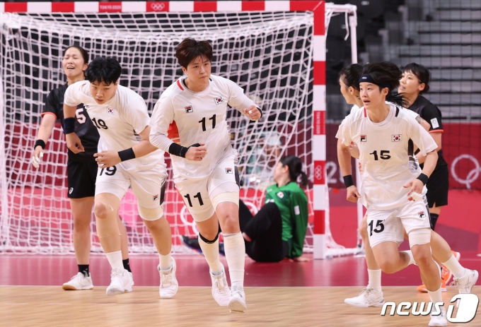 29일 일본 도쿄 요요기 국립체육관에서 열린 여자 핸드볼 A조 조별예선 3차전 일본과의 경기에서 류은희가 슛을 성공하고 기뻐하고 있다. 이날 한일전에서 대한민국이 승리했다. 2021.7.29/뉴스1 ⓒ News1 송원영 기자