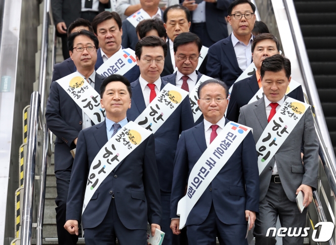 국민의힘 김기현 대표와 윤재옥 원내대표 등 의원들이 27일 오후 서울 용산구 서울역에서 시민들에게 추석 귀성 인사를 위해 이동하고 있다. 2023.9.27/뉴스1 ⓒ News1 황기선 기자