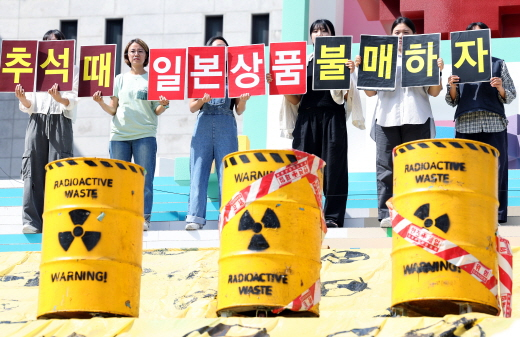 도쿄전력은 바닷물에 희석한 소량의 오염수를 대형 수조에 넣은 뒤 방사성 물질인 삼중수소(트리튬) 농도를 측정해 농도가 기준치 이하로 확인되면 오는 5일 2차 방류를 개시한다. /사진=뉴스1