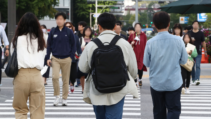 4일은 전국 대부분 지역의 일교차가 크겠다. 사진은 서울 세종대로 사거리에서 출근하는 시민. /사진=뉴스1