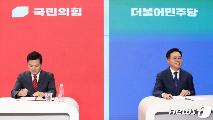 진교훈 더불어민주당(오른쪽), 김태우 국민의힘 강서구청장 보궐선거 후보자가 2일 오후 서울 강서구 SK브로드밴드 스튜디오에서 열린 TV 토론회에 참석해 토론 준비를 하고 있다.(공동취재) 2023.10.2/뉴스1 ⓒ News1 황기선 기자