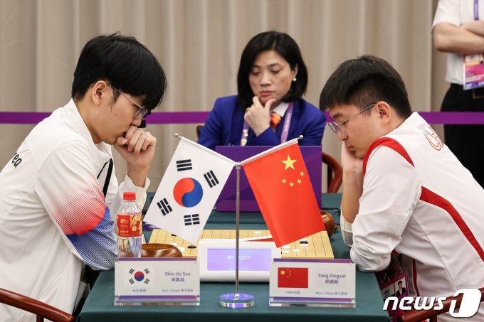 신진서 9단이 3일 중국 항저우 치위안 체스홀에서 열린 2022 항저우 아시안게임 바둑 남자 단체전 결승에서 중국 양딩신과 대국하고 있다. 2023.10.3/뉴스1 ⓒ News1 유승관 기자