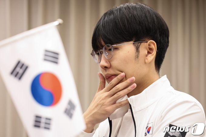 신진서 9단이 3일 중국 항저우 치위안 체스홀에서 열린 2022 항저우 아시안게임 바둑 남자 단체전 결승 중국팀과의 대국을 기다리고 있다. 2023.10.3/뉴스1 ⓒ News1 유승관 기자