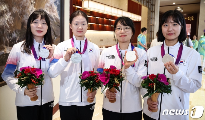 바둑 여자 대표팀 김채영(왼쪽부터), 김은지, 최정, 오유진이 3일 중국 항저우 치위안 체스홀에서 열린 2022 항저우 아시안게임 바둑 여자 단체 시상식 후 취재진을 향해 은메달을 들어보이고 있다. 최정 9단, 오유진 9단, 김은지 7단이 출전한 한국은 바둑 여자 단체전 결승에서 중국에 1-2로 져 은메달을 획득했다. 2023.10.3/뉴스1 ⓒ News1 유승관 기자