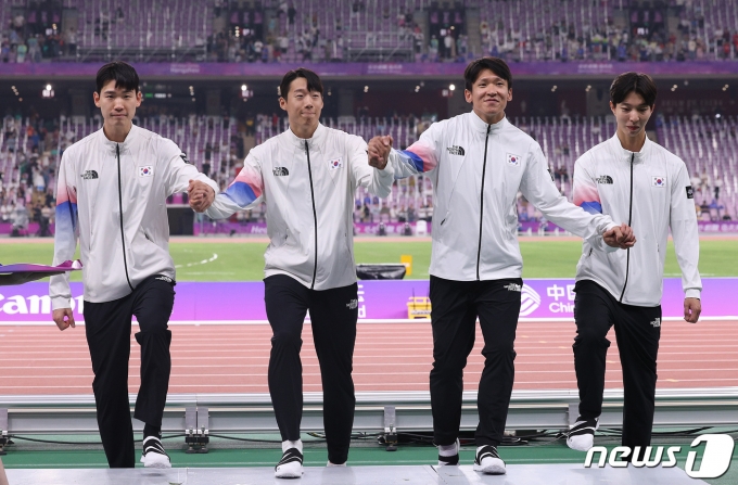 [사진] 단상 오르는 육상 400m 계주팀