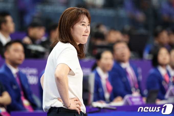 정선민 감독이 3일 중국 항저우 올림픽 스포츠센터 체육관에서 열린 2022 항저우 아시안게임 여자 농구 준결승 대한민국과 일본의 경기에서 굳은 표정으로 고개를 가로 젓고 있다. 2023.10.3/뉴스1 ⓒ News1 유승관 기자