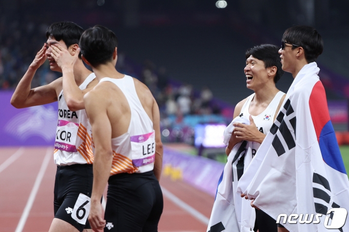 3일 중국 항저우 올림픽 스포츠센터 경기장에서 열린 2022 항저우 아시안게임 육상 남자 400m 계주 결선에서 동메달을 차지한 대한민국 선수들이 기쁨을 나누고 있다. 2023.10.3/뉴스1 ⓒ News1 신웅수 기자