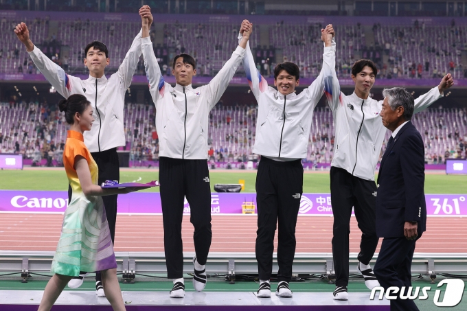 [사진] 손잡고 단상 오르는 400m 계주팀