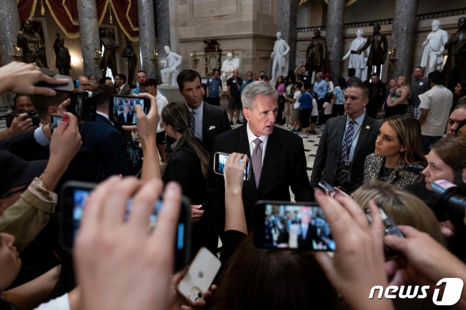 케빈 매카시 미국 하원의장이 2일 (현지시간) 공화당 강경파 의원들이 이번 주 해임 동의안을 제출할 계획을 밝힌 가운데 워싱턴 의사당에서 취재진을 만나고 있다. 2023.10.3 ⓒ AFP=뉴스1 ⓒ News1 우동명 기자
