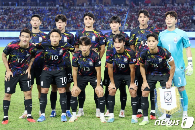 1일 오후 중국 항저우 황룽 스포츠센터 스타디움에서 열린 2022 항저우 아시안게임 대한민국과 중국의 축구 8강전 시작에 앞서 대한민국 선수들이 기념촬영을 하고 있다. 2023.10.1/뉴스1 ⓒ News1 민경석 기자