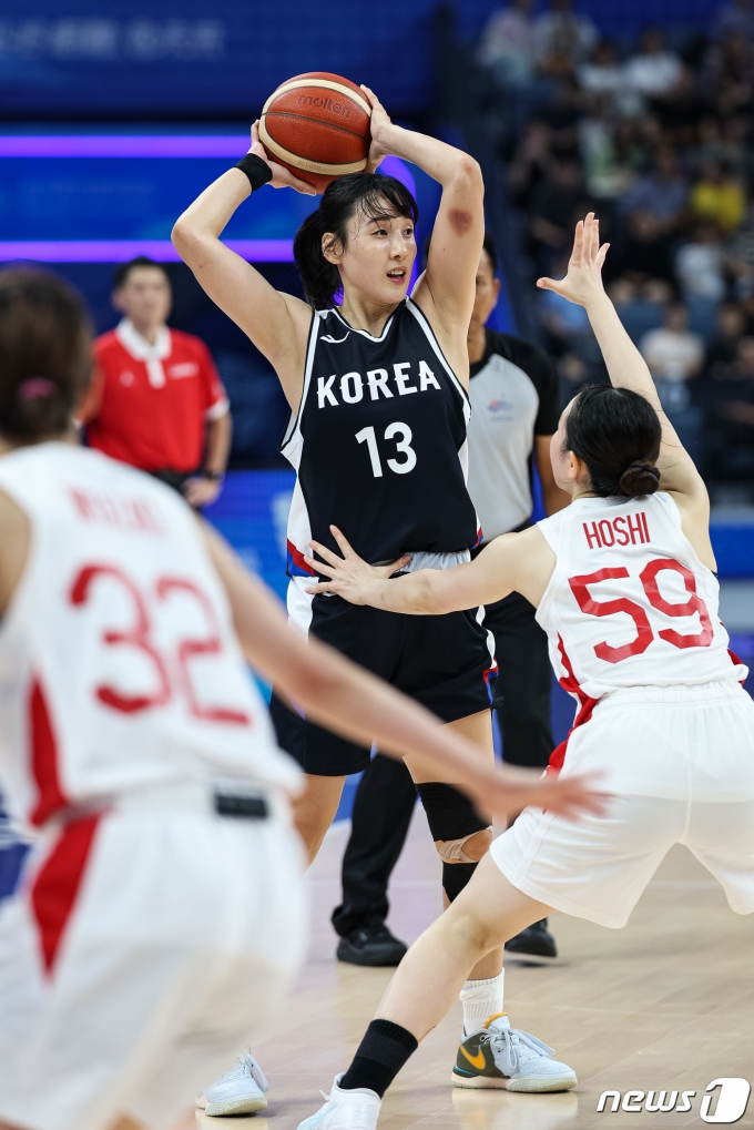 김단비가 3일 중국 항저우 올림픽 스포츠센터 체육관에서 열린 2022 항저우 아시안게임 여자 농구 준결승 대한민국과 일본의 경기에서 패스할 곳을 찾고 있다. 2023.10.3/뉴스1 ⓒ News1 유승관 기자