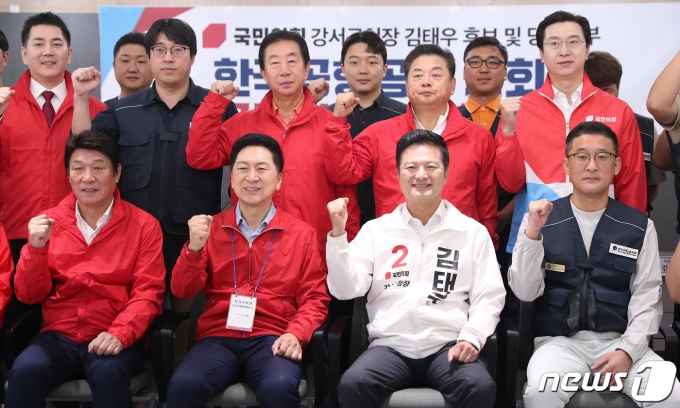 김기현 국민의힘 대표, 김태우 서울 강서구청장 후보 및 참석자들이 3일 오전 서울 강서구 대방빌딩 대강당에서 열린 국민의힘·한국공항공사 자회사 전국공항노동조합 간담회에서 기념촬영을 하고 있다. 2023.10.3/뉴스1 ⓒ News1 임세영 기자