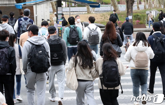 아침 기온이 10도 안팎으로 내려가며 쌀쌀한 날씨를 보인 14일 오전 경북 경산시 대학로에서 두꺼운 옷을 챙겨 입은 학생들이 발걸음을 재촉하고 있다. 2022.4.14/뉴스1 ⓒ News1 공정식 기자