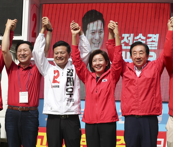 김성태 국민의힘 강서을 당협위원장이 김태우 강서구청장 후보가 보궐선거 비용 40억원과 관련한 자신의 발언에 대해 해명했다. 사진은 지난달 28일 오전 서울 강서구 발산역 인근에서 열린 국민의힘 강서구청장 후보 출정식에서 만세 퍼포먼스를 하는 김기현 당대표·김태우 서울 강서구청장 후보·나경원 전 의원·김성태 당협위원장(왼쪽부터). /사진=뉴시스.