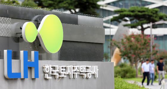4일 한국토지주택공사(LH)에 따르면올해 세 번째 청년·신혼부부 매입임대주택 입주자 모집을 위한 청약 접수가 시작된다. 총 공급 가구수는 3044가구로 청년 매입임대주택은 1316가구, 신혼부부 매입임대주택은 1728가구로 각각 나뉜다./사진=뉴스1