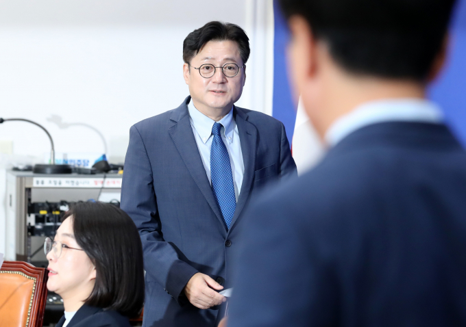 유인촌 문화체육관광부 장관 후보자가 유명인의 정치적 의견표명에 대해 "신중해야 한다"고 발언한 것과 관련해 홍익표 더불어민주당 원내대표가 입장을 밝혔다. 사진은 지난 3일 오후 서울 여의도 국회에서 열린 추석 민심 기자간담회에 참석하고 있는 홍 원내대표. /사진=뉴시스