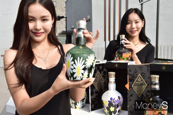 [머니S포토] 로얄살루트X리차드 퀸, 더 대담 매혹적인 스타일로 돌아와