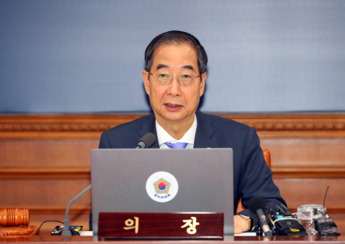 한덕수 국무총리가 다음 응원 서비스 조작과 관련해 '여론 왜곡 조작 방지 대책' 마련 범부처 태스크포스(TF)를 구성하라고 지시했다. 사진은 한덕수 국무총리가 4일 오전 서울 종로구 정부서울청사에서 열린 국무회의에 참석해 발언하고 있는 모습. /사진=뉴시스