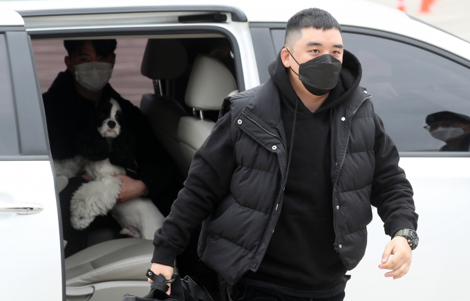 그룹 빅뱅 전 멤버 승리가 양다리 여행 의혹에 휩싸였다. 승리가 지난 2020년 3월9일 강원도 철원군 동송읍 육군 6사단 신병교육대에 입소하는 모습. /사진=뉴스1