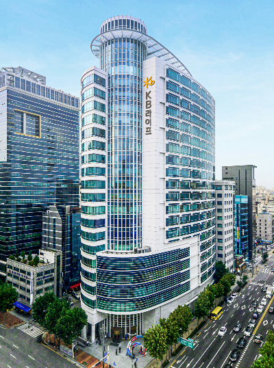 KB골든라이프케어가 오는 2025년 총 5개의 노인요양시설을 갖출 전망이다. 사진은 KB라이프생명 강남 사옥./사진=KB라이프생명