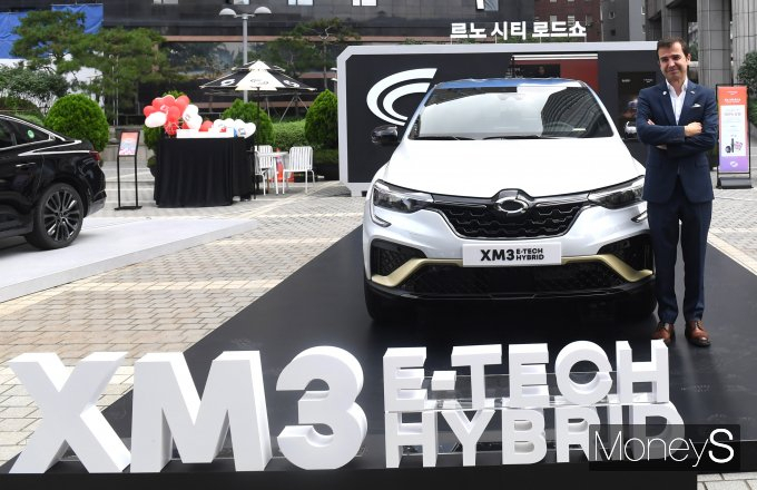 스테판 드블레즈 사장이 주력 차종 XM3 옆에서 포즈를 취하고 있다. /사진=장동규 기자