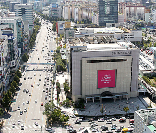 광주신세계 확장·이전에 따라 오는 10일 폐점하기로 한 이마트 광주점의 폐점 일정이 변경된다. 광주신세계백화점 전경. /사진=뉴시스 