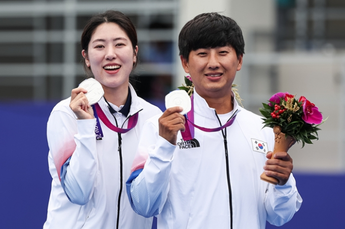 소채원(왼쪽)과 주재훈이 4일 중국 항저우 푸양 인후 스포츠센터 양궁장에서 열린 2022 항저우 아시안게임 양궁 컴파운드 혼성전 시상식 후 은메달을 들어보이고 있다. 소채원과 주재훈은 이날 양궁 컴파운드 혼성전 결승에서 인도의 조티 수레카 벤남-오야스 라빈 데오탈레에 158-159로 져 은메달을 획득했다. /사진=뉴스1