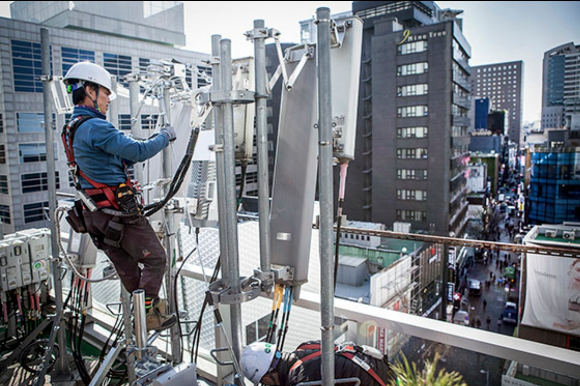 SK텔레콤 직원이 서울 명동에서 5세대 이동통신(5G) 기지국 안테나를 점검하고 있다. /사진=SK텔레콤